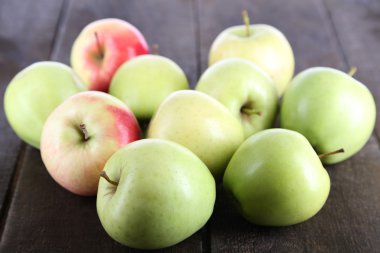 ahşap masa üzerinde Sulu elmalar