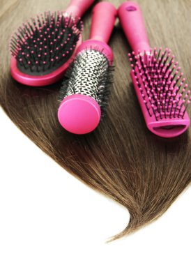 parlak Kahverengi saç beyaz izole tarak ile