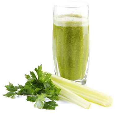 bardak yeşil sebze suyu ve üzerinde beyaz izole kereviz