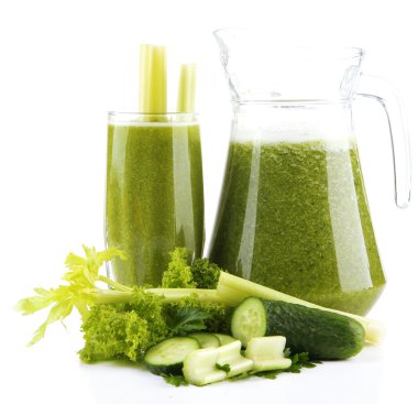 cam ve üzerinde beyaz izole sebze ve yeşil sebze suyu kabı