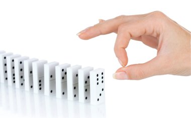 Domino üzerinde beyaz izole iterek el