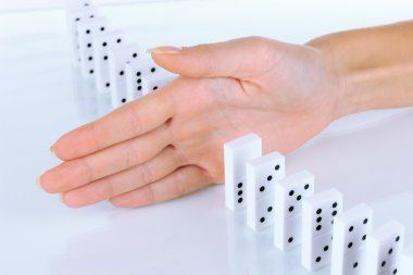 Domino izole üzerinde beyaz düşme durdurma hakkını