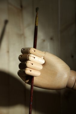 Ahşap ahşap arka plan üzerinde el boya fırçası