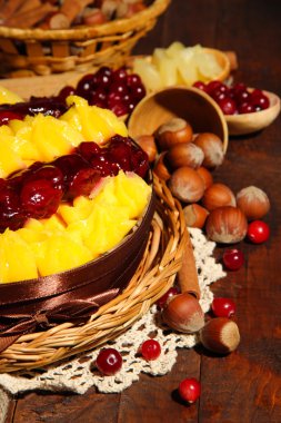 lezzetli meyveli ev yapımı pasta ile meyve ve fındık, kahverengi ahşap masa