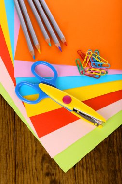 renkli karton ve tablo yakın çekim için makaslar