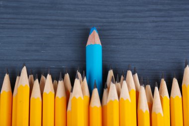 renkli arka plan üzerinde her zamanki gibi kalemler arasında kutlama kalem