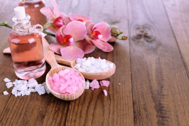 Kaplıca muamele rengi ahşap zemin üzerinde