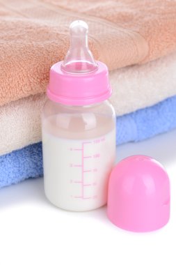 biberon ile süt ve havlu yakın çekim