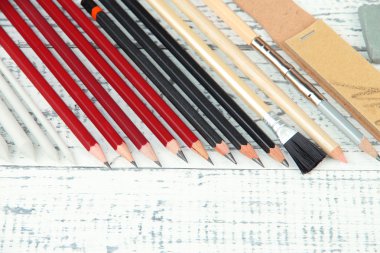 profesyonel sanat malzemeleri, ahşap masa