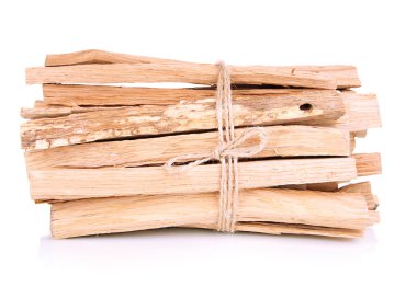 beyaz izole odun yığını