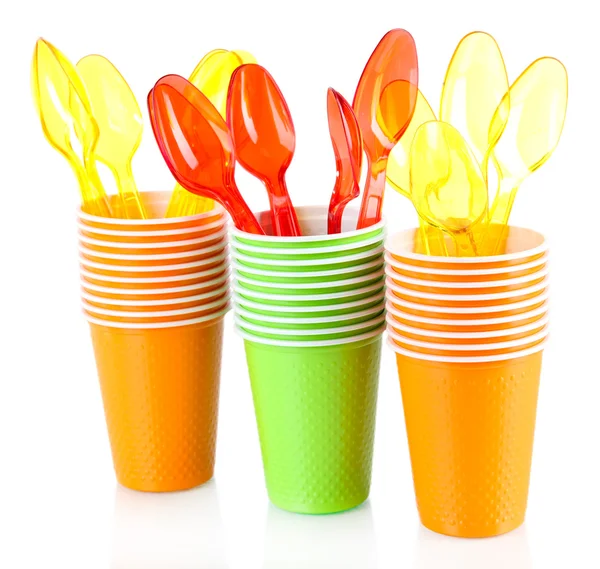 Tazas y cucharas de diferentes colores aisladas en blanco — Foto de Stock