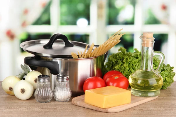 रसोई में टेबल पर पास्ता पकाने के लिए सामग्री — स्टॉक फ़ोटो, इमेज