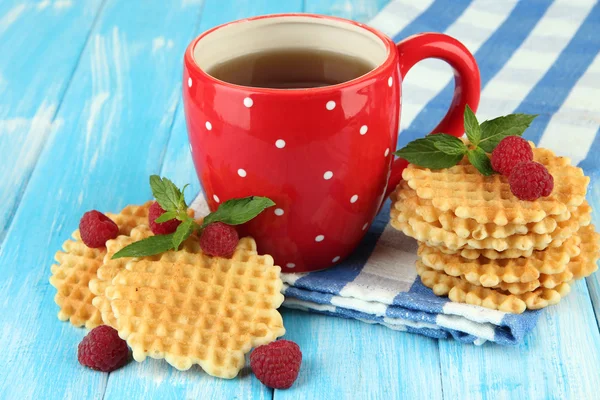 Cup of tea with cookies and raspberries on table close-up — Stock Photo, Image