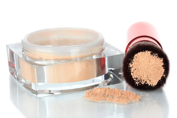 Cepillo para maquillaje con polvo, aislado en blanco — Foto de Stock