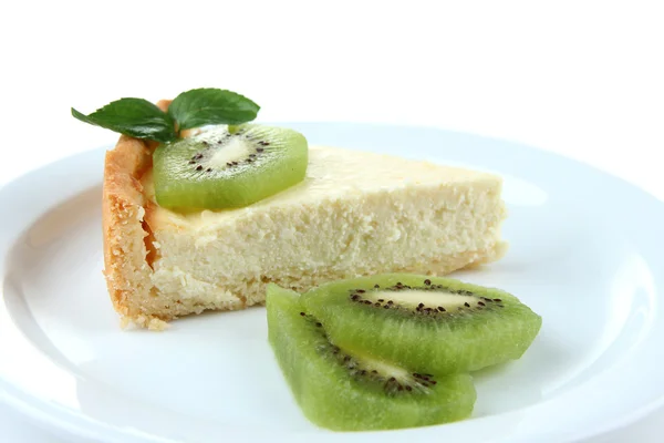 Fatia de cheesecake com kiwi frutas no prato, isolado em branco — Fotografia de Stock