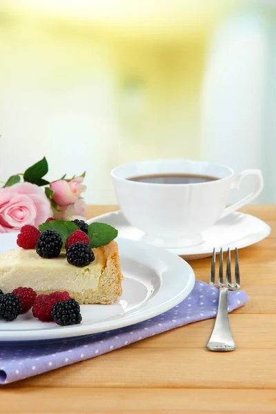 Fetta di cheesecake con lampone e mora su piatto, su sfondo brillante — Foto Stock