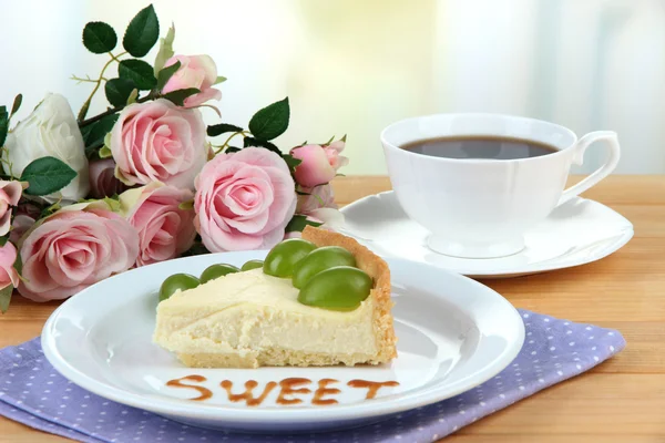 밝은 배경에 나무 테이블에 접시에 포도 열매와 치즈 케이크의 슬라이스 — 스톡 사진