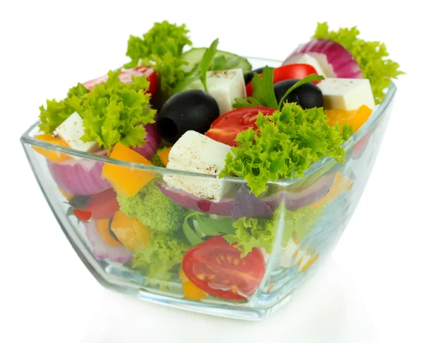Греческий салат на тарелке изолирован на белом — стоковое фото