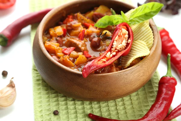 Chili Corn Carne - comida mexicana tradicional, em tigela de madeira, em guardanapo, close-up — Fotografia de Stock