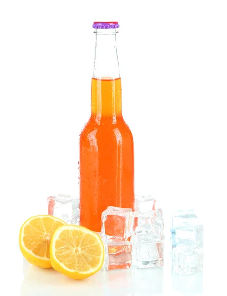 Bevanda in bottiglia di vetro con cubetti di ghiaccio isolati su bianco — Foto Stock