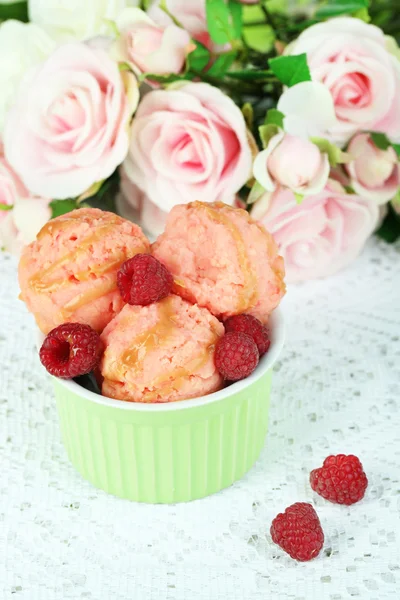 Delizioso gelato in ciotola sul tavolo primo piano — Foto Stock