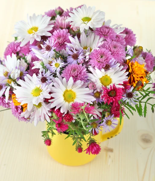 Wildflowers in mug on wooden table — Stock Photo, Image