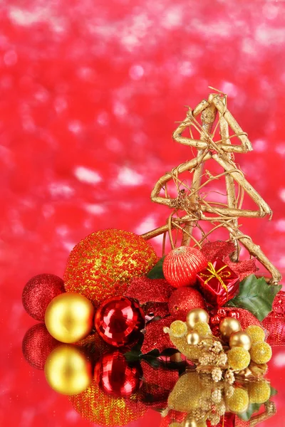 Složení vánoční koule na červeném pozadí — Stock fotografie