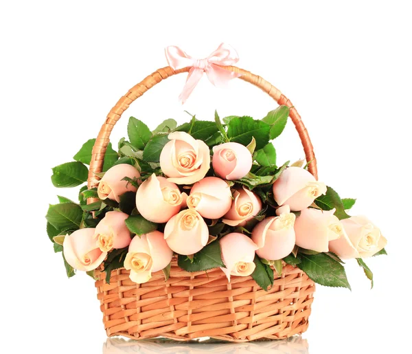 Beau bouquet de roses dans le panier, isolé sur blanc — Photo