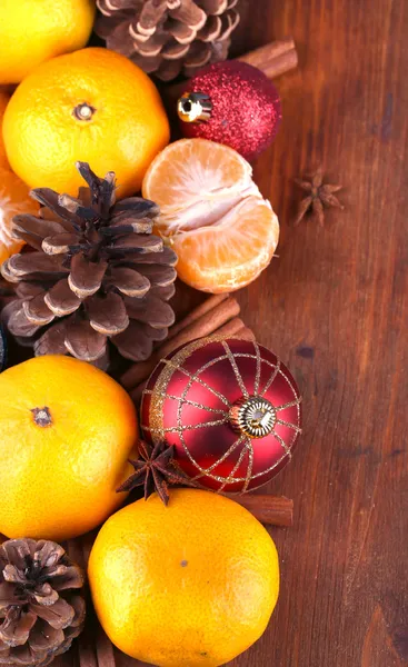 Mandarinas navideñas y juguetes navideños en mesa de madera —  Fotos de Stock