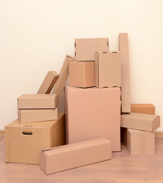 Habitación vacía con pila de cajas de cartón: concepto de casa móvil — Foto de Stock