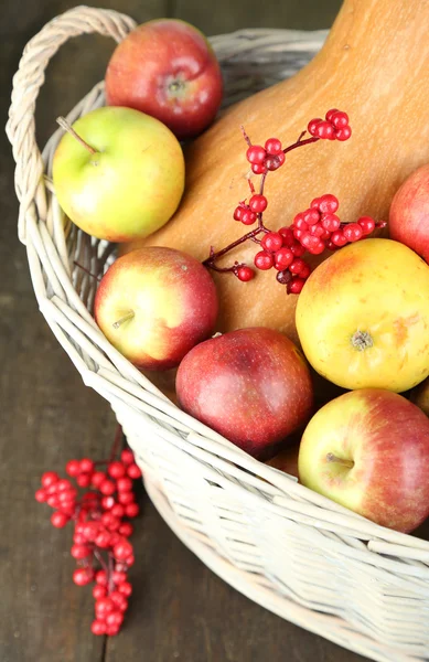 Manzanas jugosas y calabaza en canasta de madera en primer plano de la mesa —  Fotos de Stock