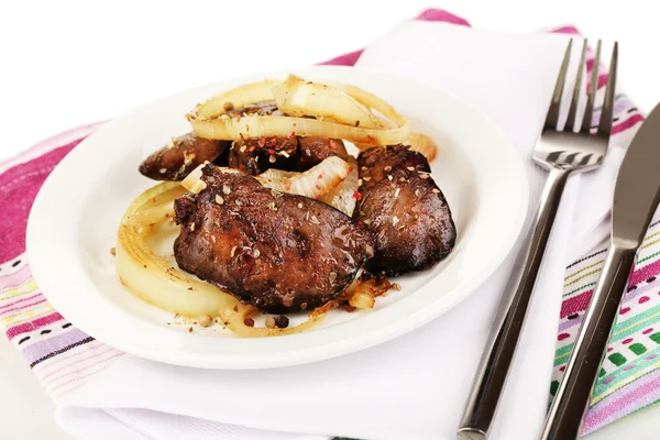 Hígados de pollo frito apetitosos en plato aislado en blanco — Foto de Stock