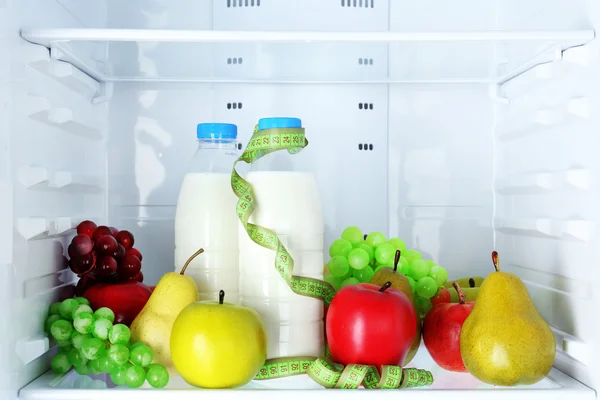 Foto conceptual de la dieta: comida saludable en el refrigerador —  Fotos de Stock