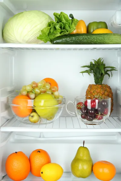 Legumes e frutas no refrigerador aberto. Perda de peso conceito de dieta . — Fotografia de Stock