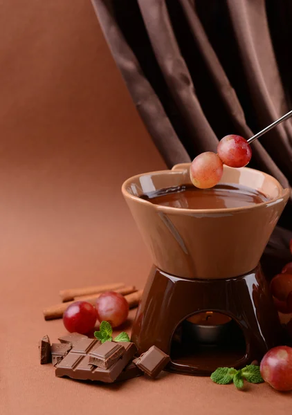茶色の背景に、フルーツとチョコレート ・ フォンデュ — ストック写真