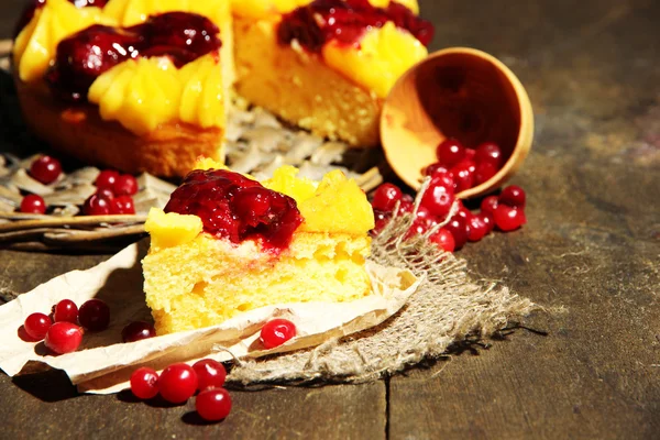 Torta caseira frutada saborosa com bagas, em mesa de madeira cinza — Fotografia de Stock
