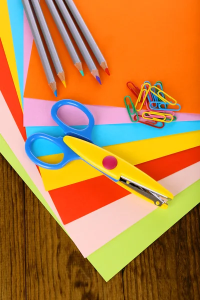 Colorful cardboard and scissors on table close-up — Stock Photo, Image