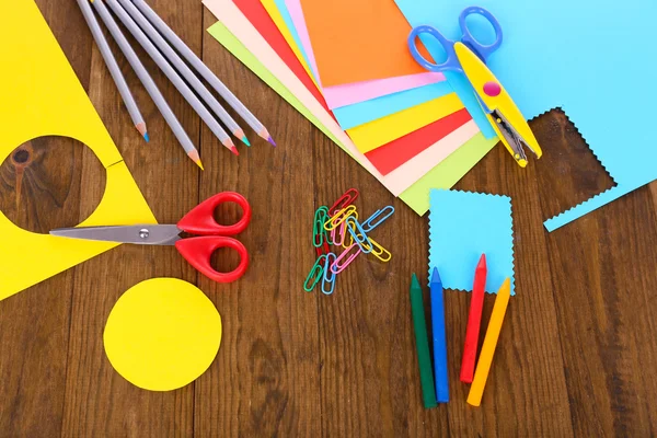 Cartón colorido y tijeras en primer plano de la mesa — Foto de Stock