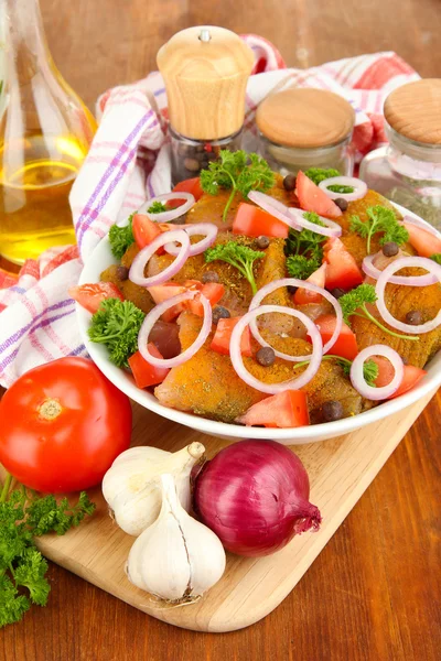 Carne di tacchino in ciotola su tavolo di legno primo piano — Foto Stock