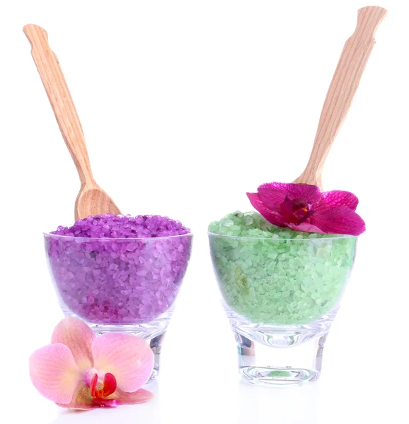 Farbe Meersalz in Glasschalen und Orchideenblüten, isoliert auf weiß — Stockfoto