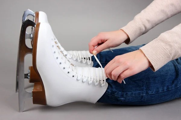 Skater dragen schaatsen op grijze achtergrond — Stockfoto