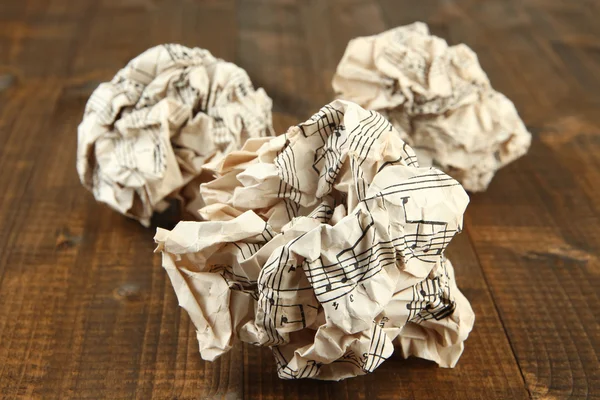 Crumpled paper balls on wooden background — Stock Photo, Image
