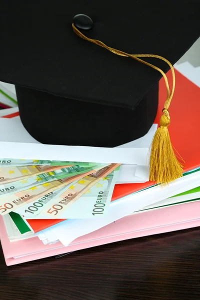 Dinero para la graduación o capacitación en primer plano de mesa de madera —  Fotos de Stock