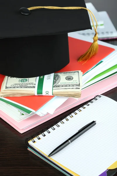 Dinero para la graduación o capacitación en primer plano de mesa de madera —  Fotos de Stock