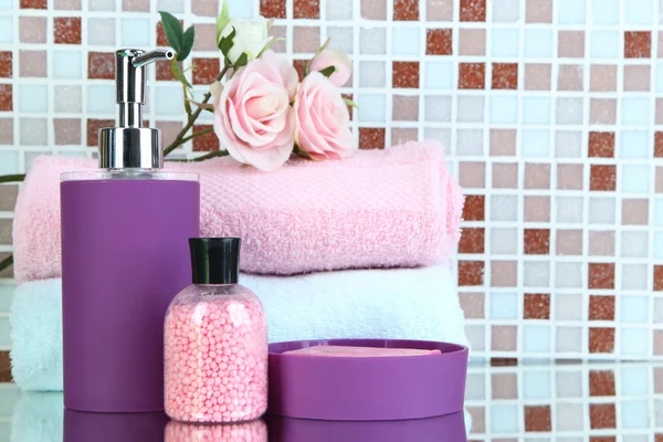 Kozmetikumok és fürdőszobai kiegészítők a mozaik csempe háttér — Stock Fotó