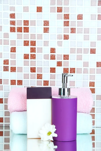 Kosmetiku a koupelnové doplňky na pozadí dlaždice mozaika — Stock fotografie