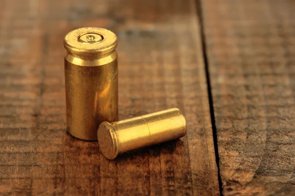 Shotgun cartridges on wooden table close-up — Stock Photo, Image