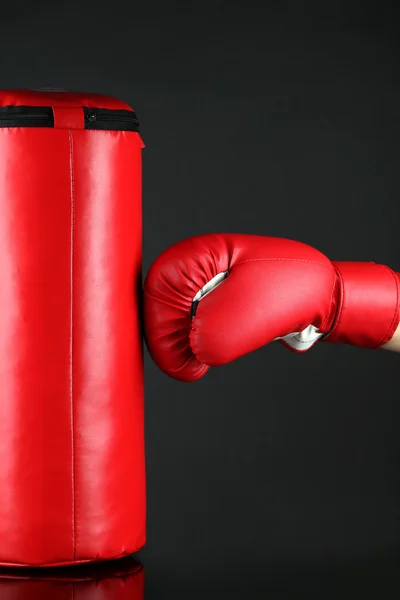 Box allenamento e sacco da boxe, isolato su nero — Foto Stock