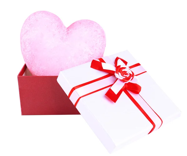 Hediyelik kutu ve üzerinde beyaz izole dekoratif kalp — Stok fotoğraf