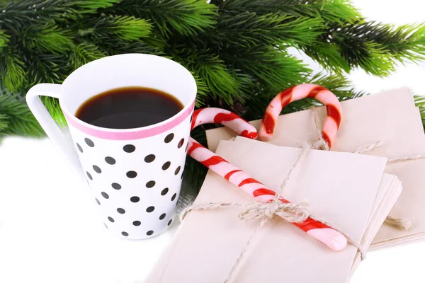 Bonbons de Noël cannes, tasse avec boisson chaude et lettres pour le Père Noël, isolé sur blanc — Photo